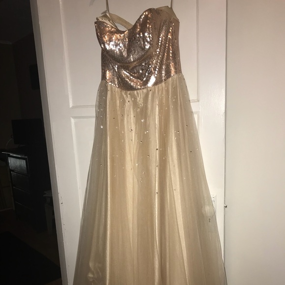 Size 12 A long prom dress - Picture 1 of 3